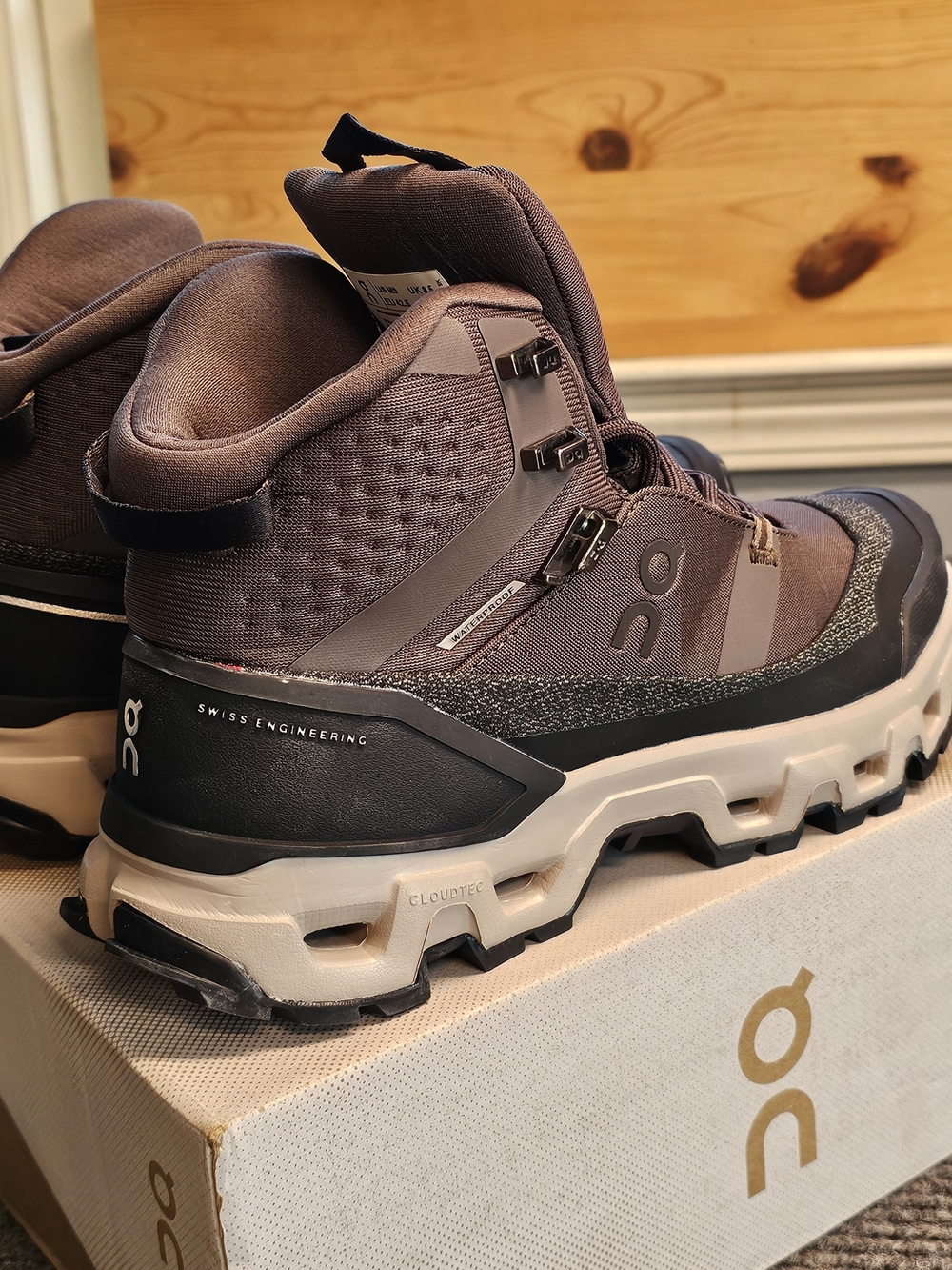 On Running Cloudrock Trek 2 Waterproof Mid Hiking Shoes Brown Size 9 New - Picture 4 of 8